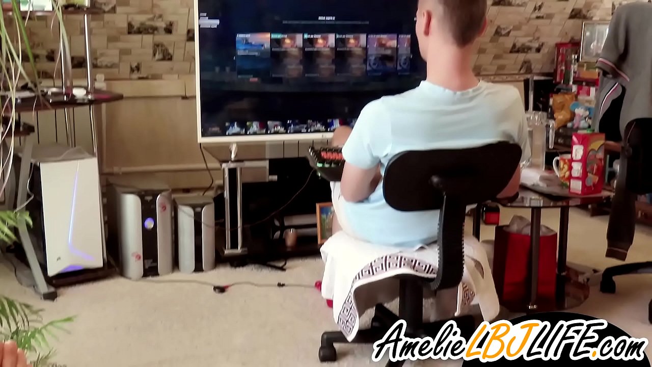 Աղջիկը ձեռնաշարժությամբ զբաղվում է սեքս-խաղալիքով ընկերոջ համար համակարգչային խաղեր խաղալու համար