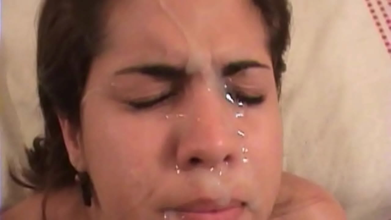 Լատինական գեղեցկուհի թխահերը կոպիտ սեքսով է զբաղվում