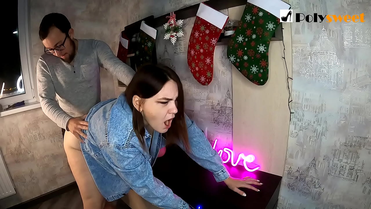 Տղան հաճույք էր ստանում բերանով և դիքով մի գեղեցիկ աղջկա հետ՝ հետույքի պոչով ծակելով