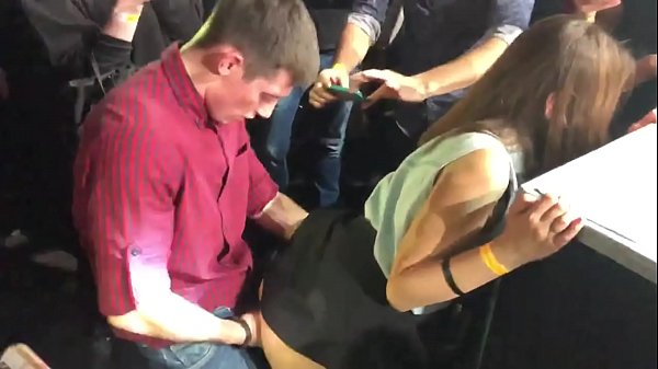 Իսկական սեքս ռուսական գիշերային ակումբում. 18-ամյա ռուս աղջիկն անուսի և հեշտոցի մեջ ծծվել է գիշերային ակումբում